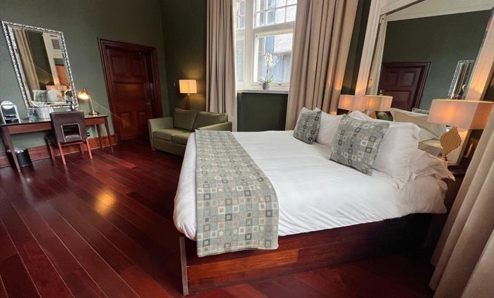 Morgans Hotel's Zeta room is a family room with a Kingsize bed and double sofa-bed. The room also has a desk with chair and plenty of space.